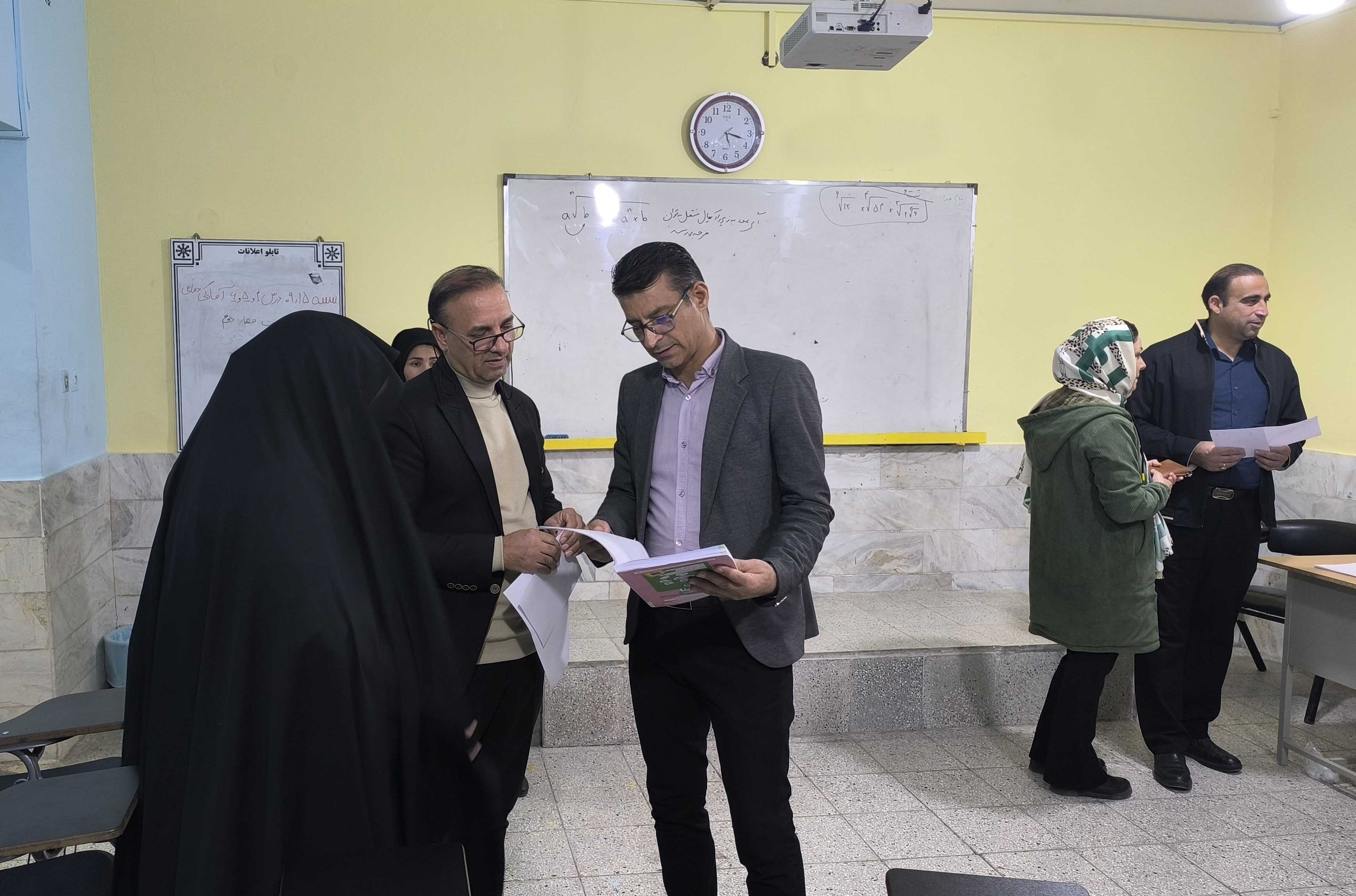 جلسه تحویل کارنامه  نمرات مستمر مهر و آبان به اولیای دانش آموزان